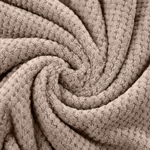 HOUSSE Microfiber Vogue Coral Fleece Bathing Towels | 360 GSM | Super Soft| Quick Absorbent | Lightweight & with Hanging Hook | for Versatile Usage | for Women & Men (Pista Green, 70x150 Bath Towel)