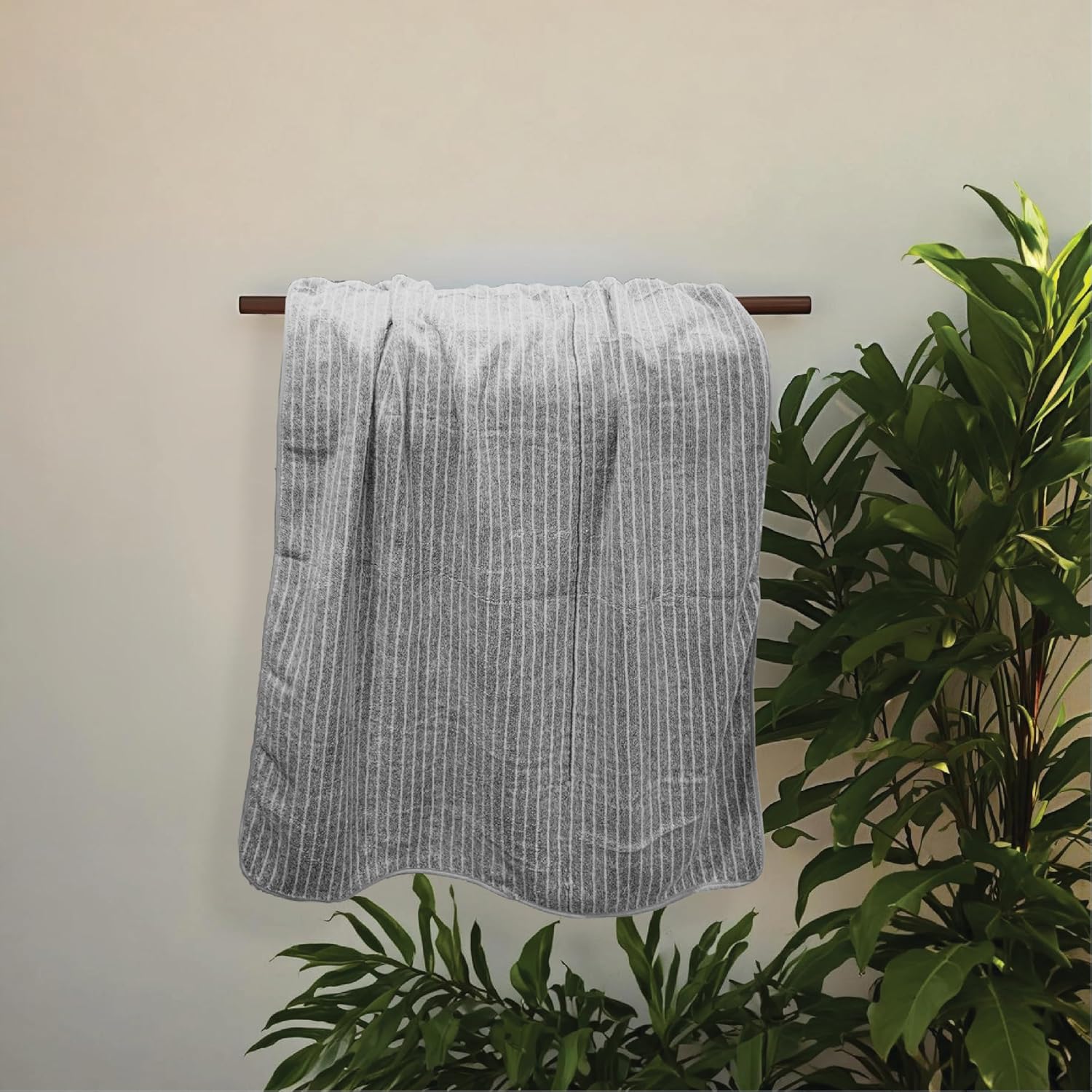 HOUSSE Microfiber Bath Towel, 360 GSM Coral Velvera Fleece, Extra Soft and Quick Dry, Large (VELVERA_Grey)
